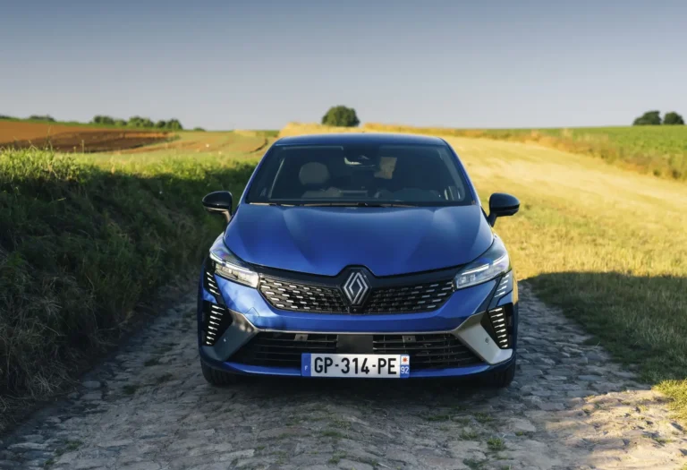 Blauer Renault auf Feldweg