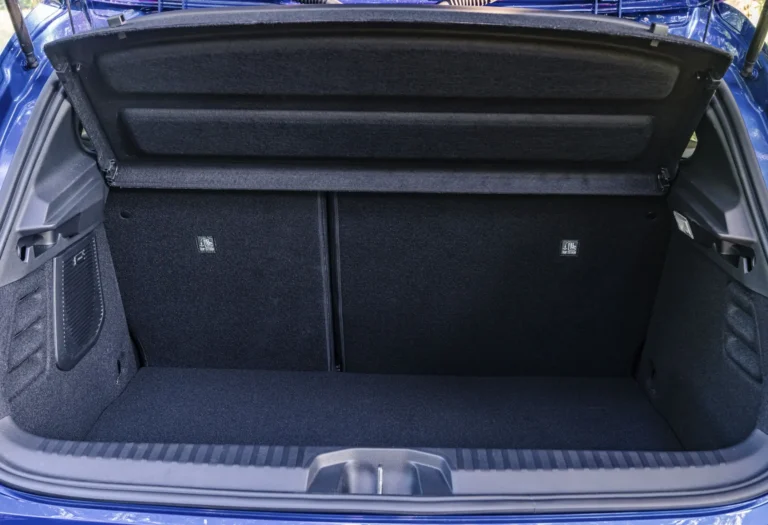 Geräumiger Kofferraum, sauber und leer.