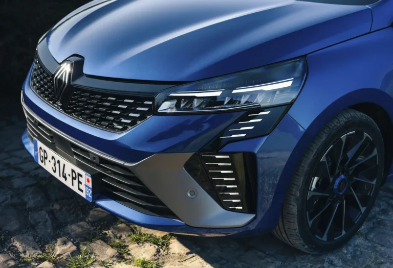 Blauer Renault mit modernem Design