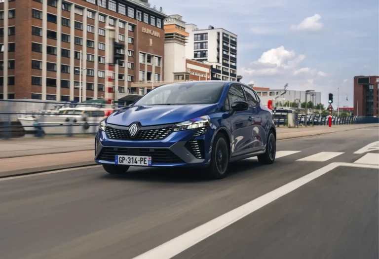 Blauer Renault fährt durch die Stadt