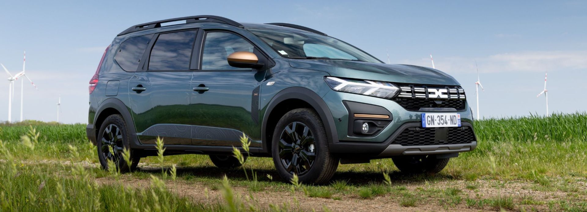 Dacia Jogger steht auf einer Wiese