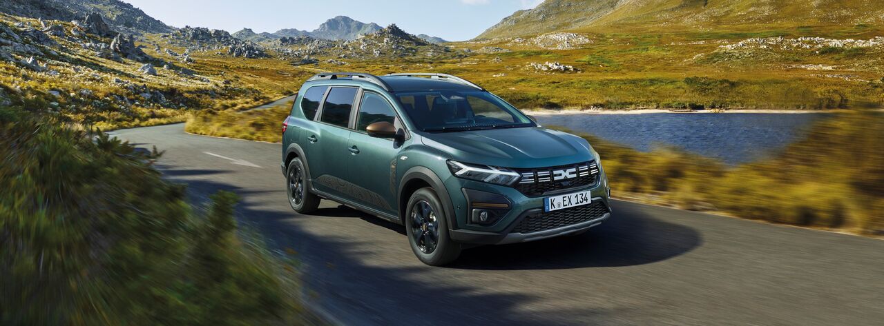 Auto fährt entlang malerischer Landschaft