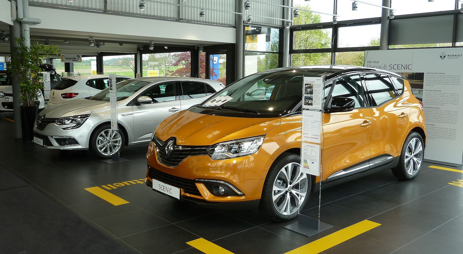 Renault Scenic in einem Autohaus