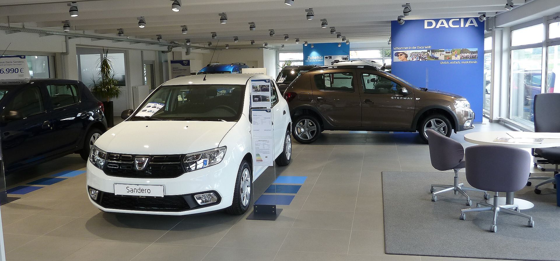 Moderne Autohalle mit Dacia Fahrzeugen