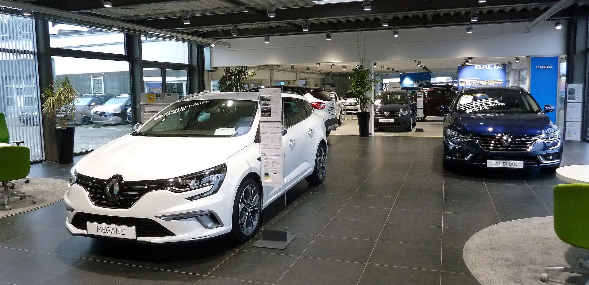 Moderne Autohäuser mit Renault-Fahrzeugen