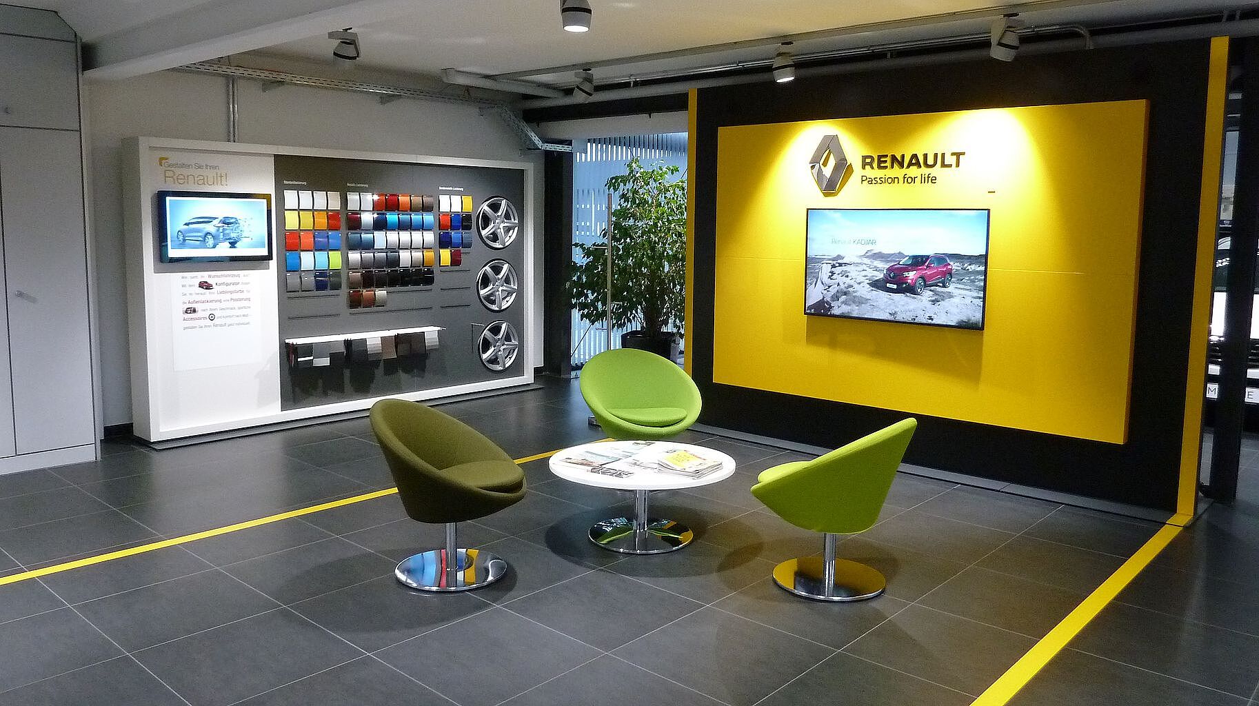 Moderne Ausstellung mit Renault-Markenfarben.