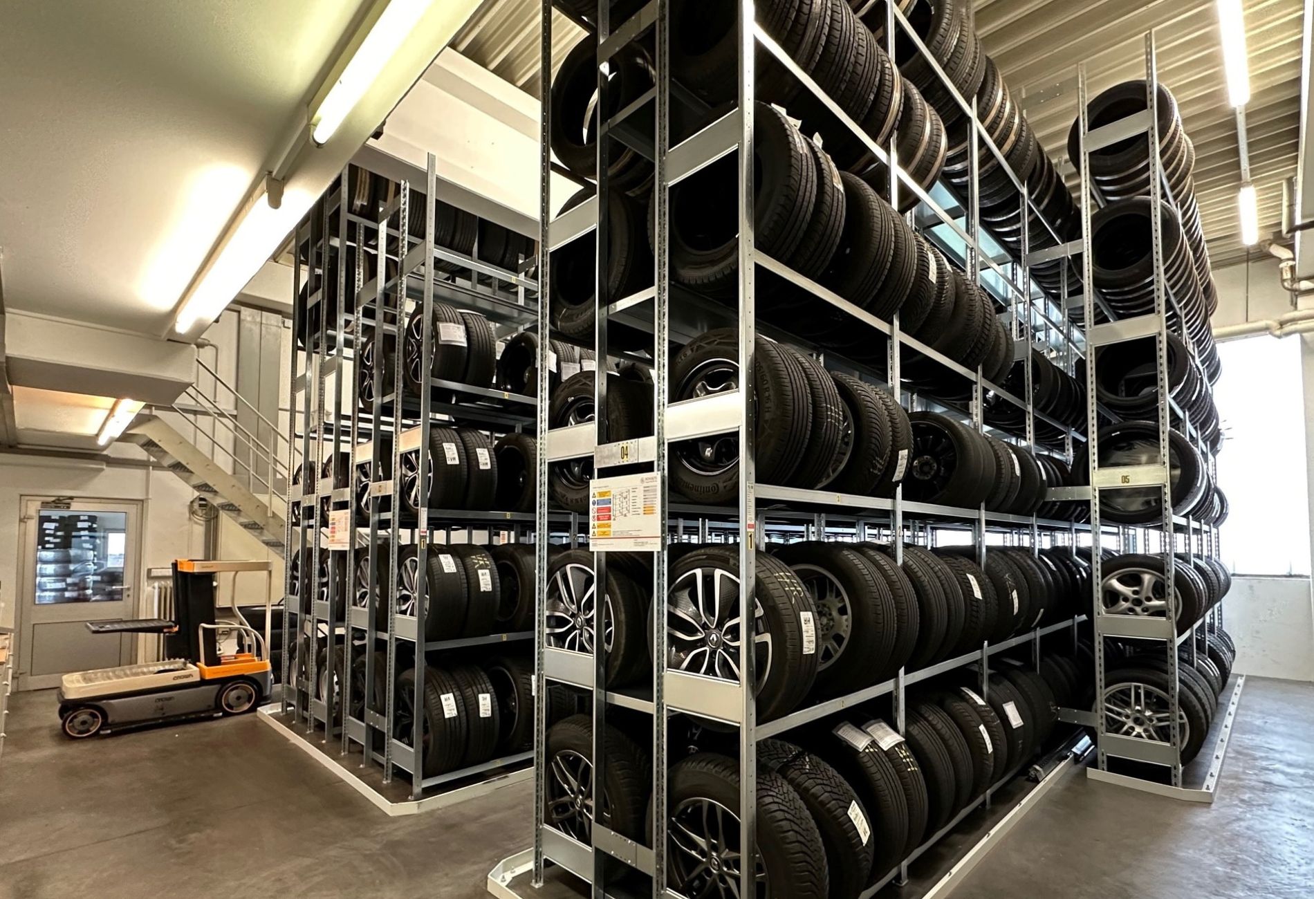 Regale voller Reifen in Lagerhalle