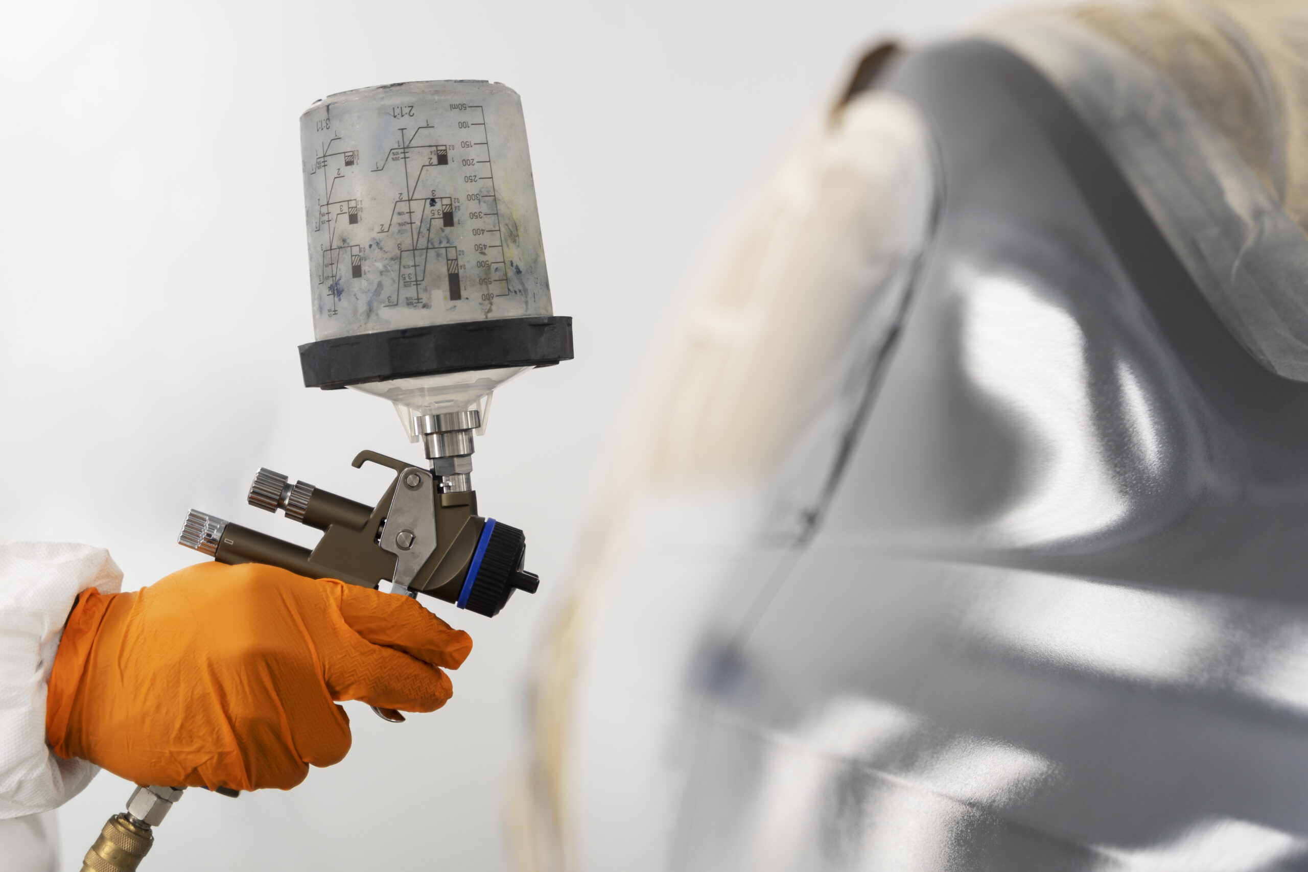 Fachmann lackiert ein Auto