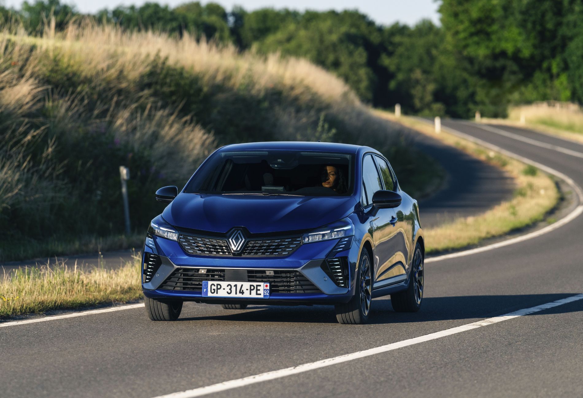 Renault Clio fährt übe reine Straße