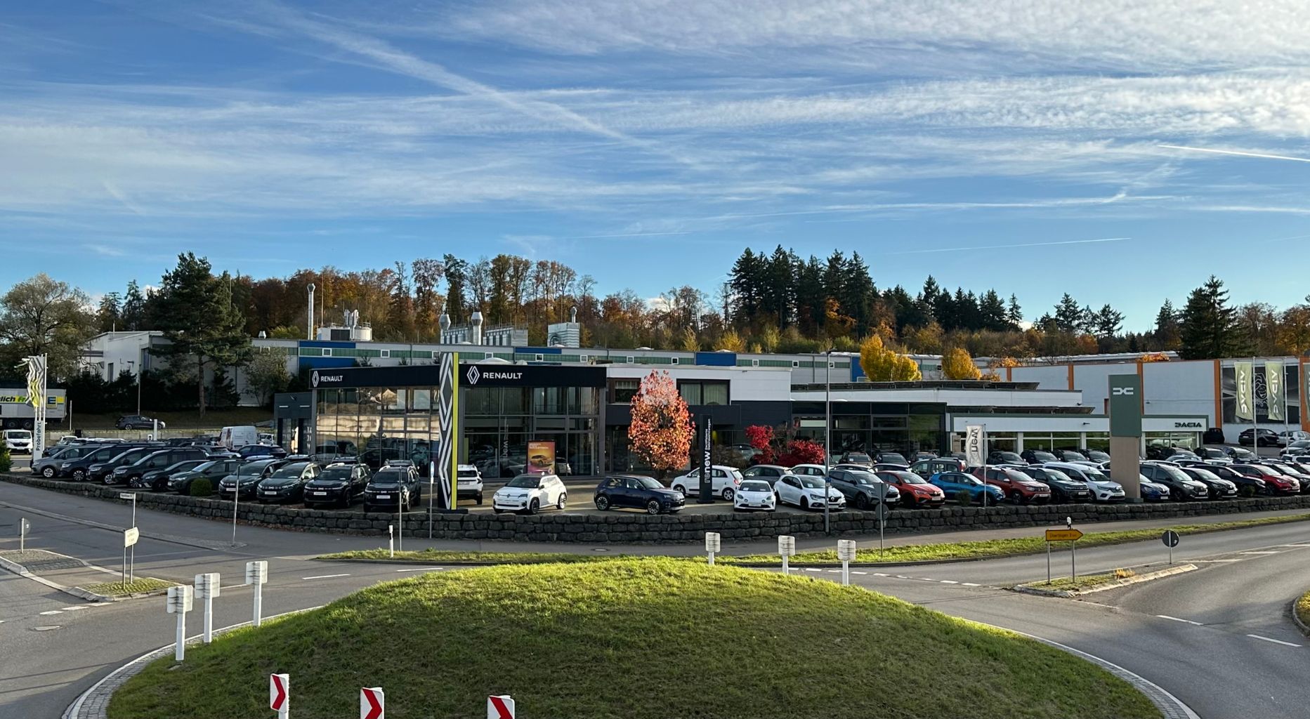 Renault Autohaus mit vielen Fahrzeugen