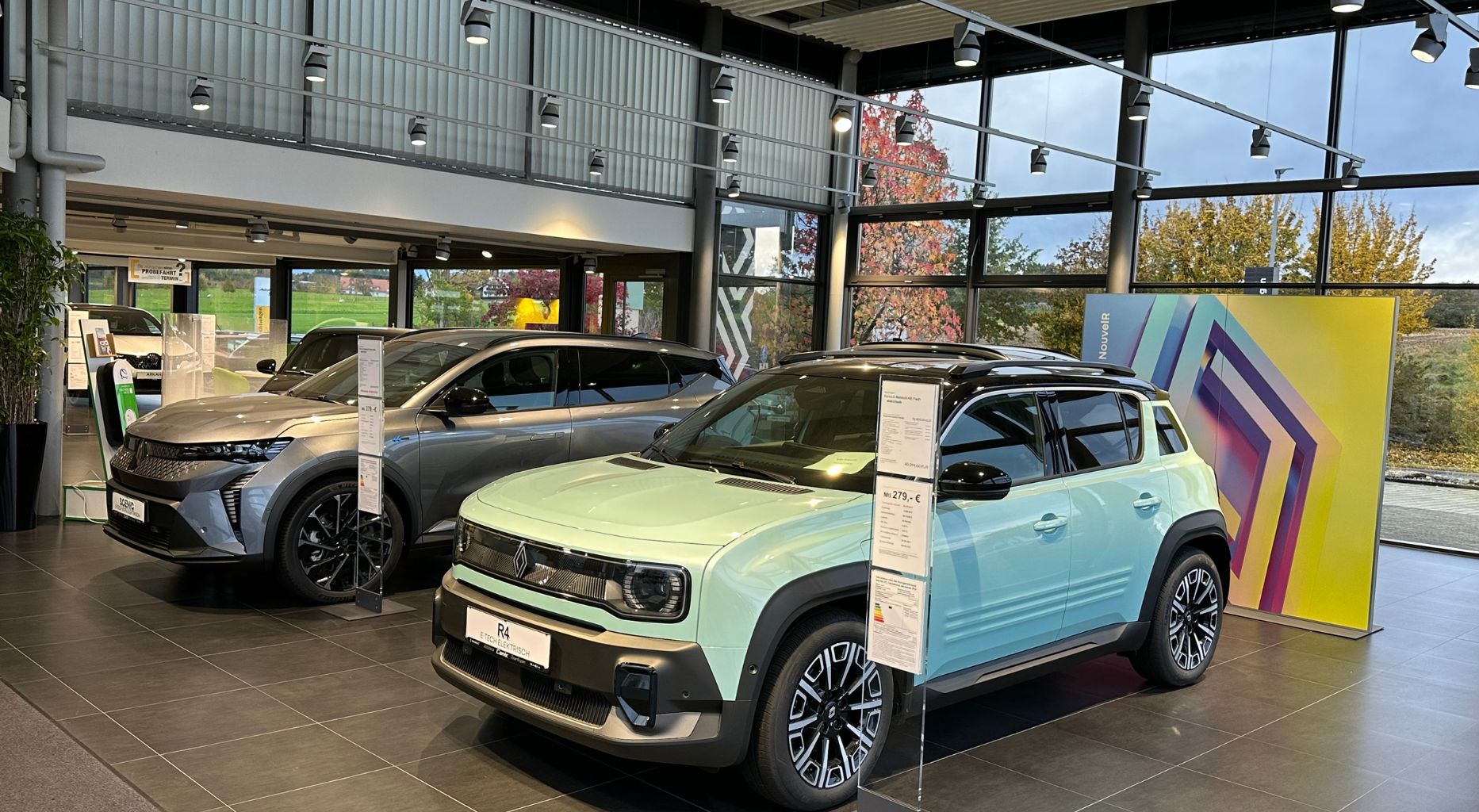 Moderne Autos in einem Ausstellungsraum