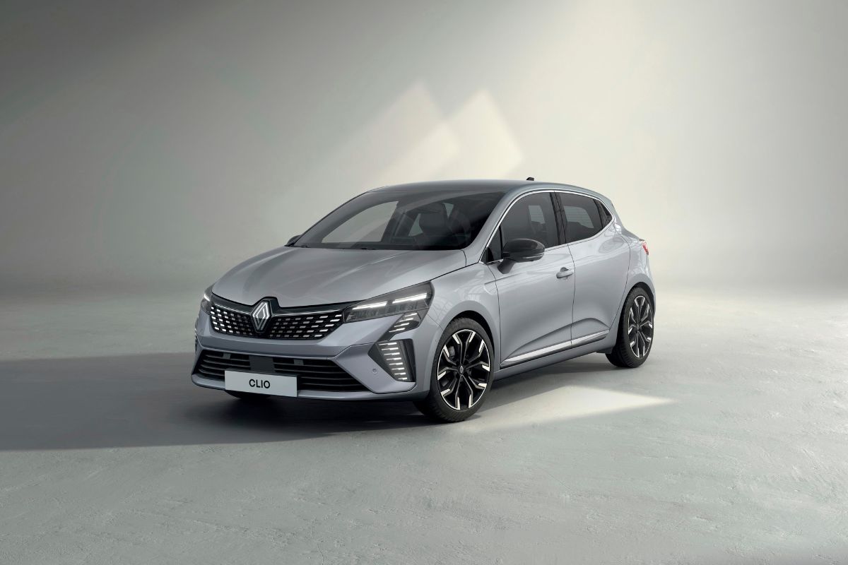 Renault Clio vor einer grauen Wand