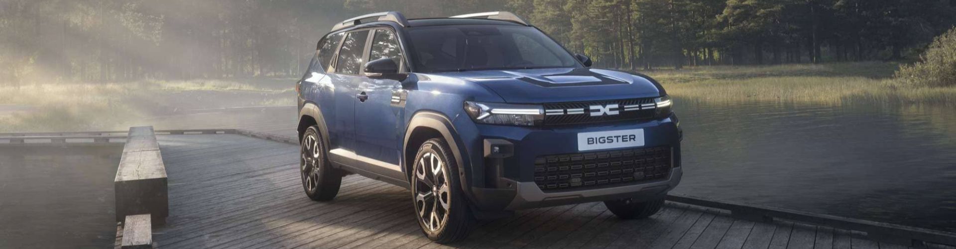 Blauer SUV am Wasserparkplatz