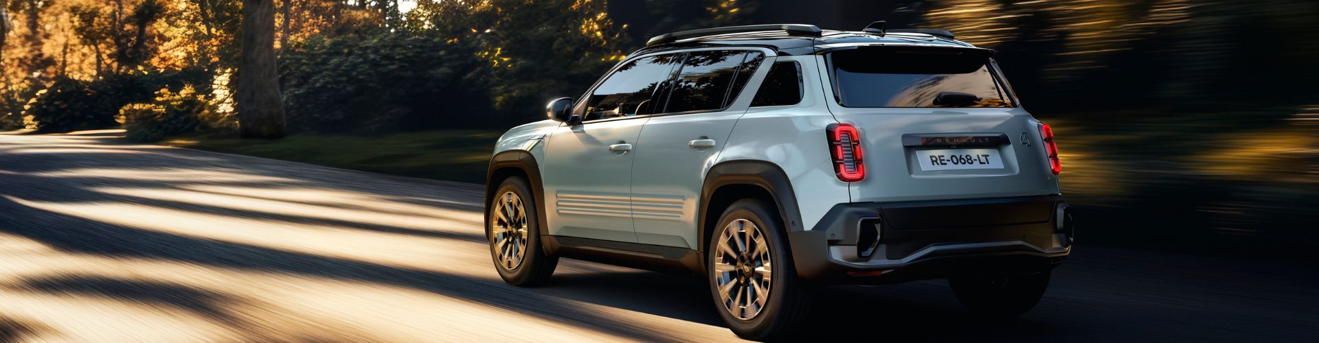 Elegantes Auto fährt durch die Natur.