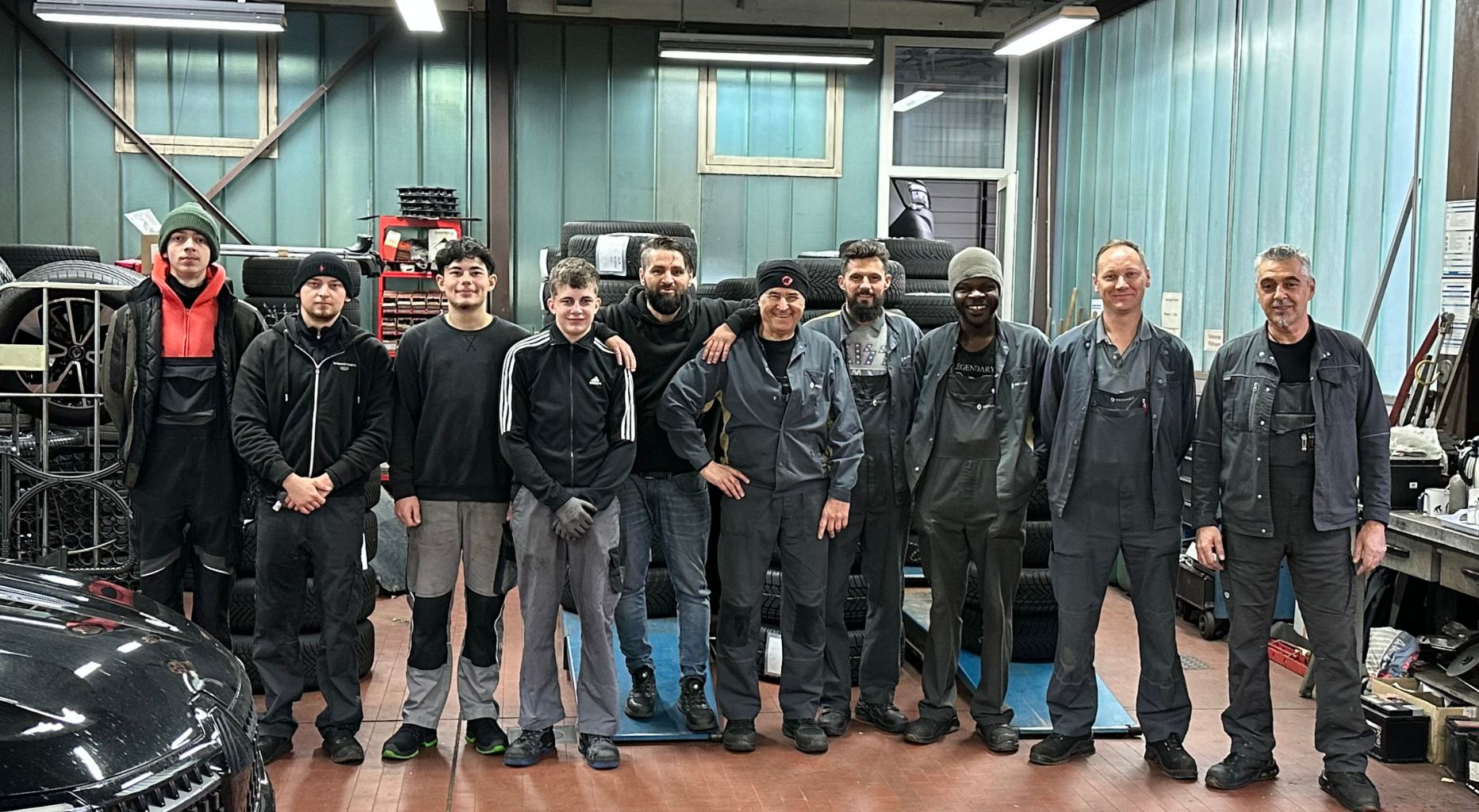 Gruppe von Mechanikern in Werkstatt